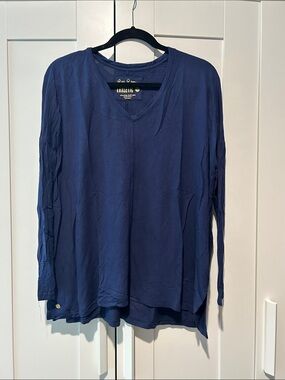 Lilly Pulitzer Navy V-Neck Luxletic top